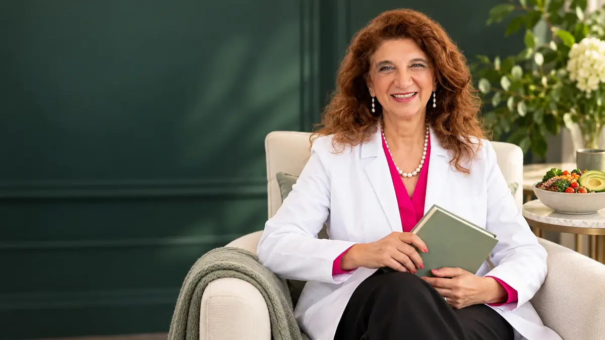 الدكتورة دلال عاقوري تحمل كتابًا بلا عنوان بجانب وجبة صحية في AWAREmed في جونسون سيتي، تينيسي.